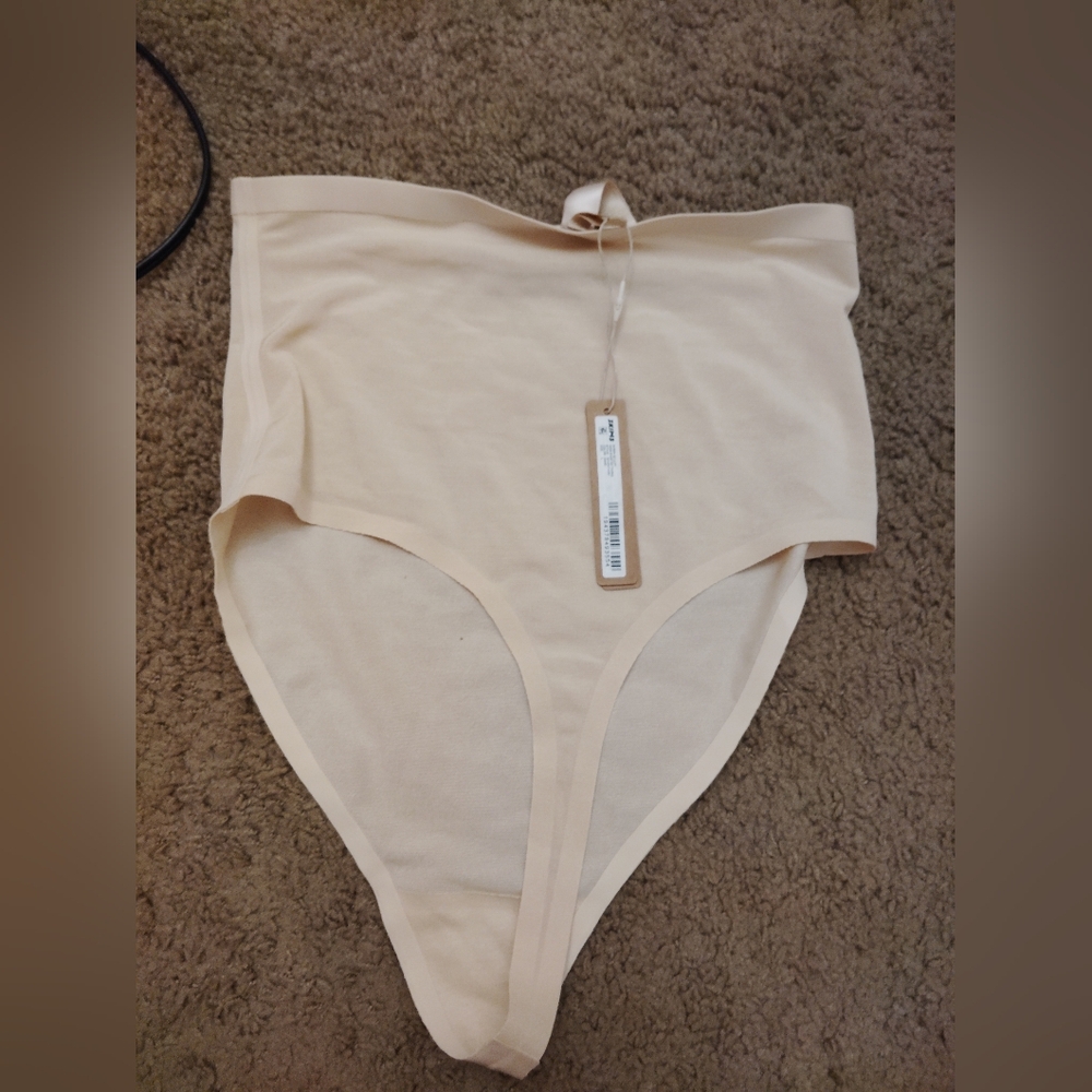 Skims 2 pairs - Picture 1 of 4